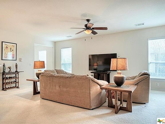 5th image of 121 Essex Ln