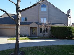 26101 Harbour Pointe Dr, Harrison Township, MI 48045