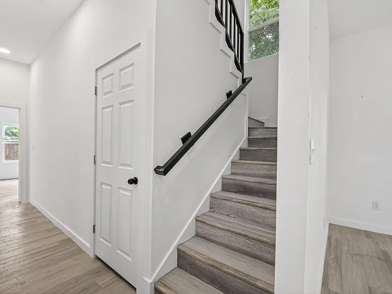 9009 Hilda St — Photo 6