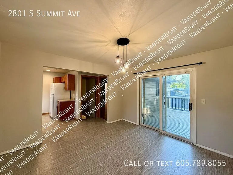 2801 S Summit Ave — Photo 6