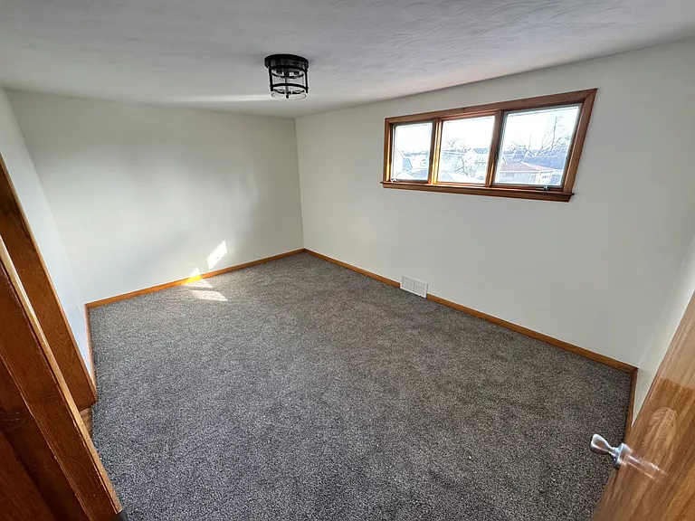 363 University Ave — Photo 8