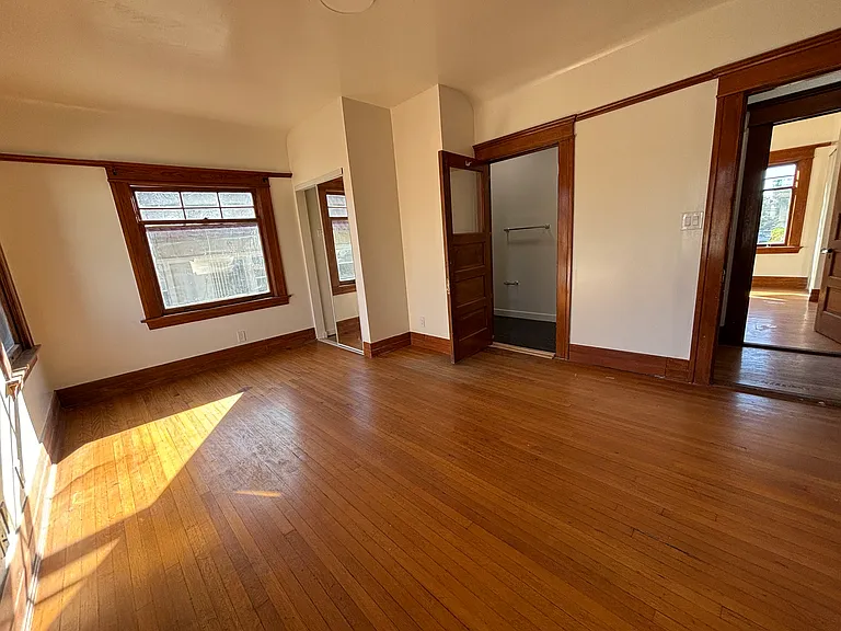 2618 Kenwood Ave — Photo 13