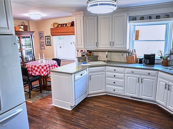 5th image of 3840 Englewood Dr