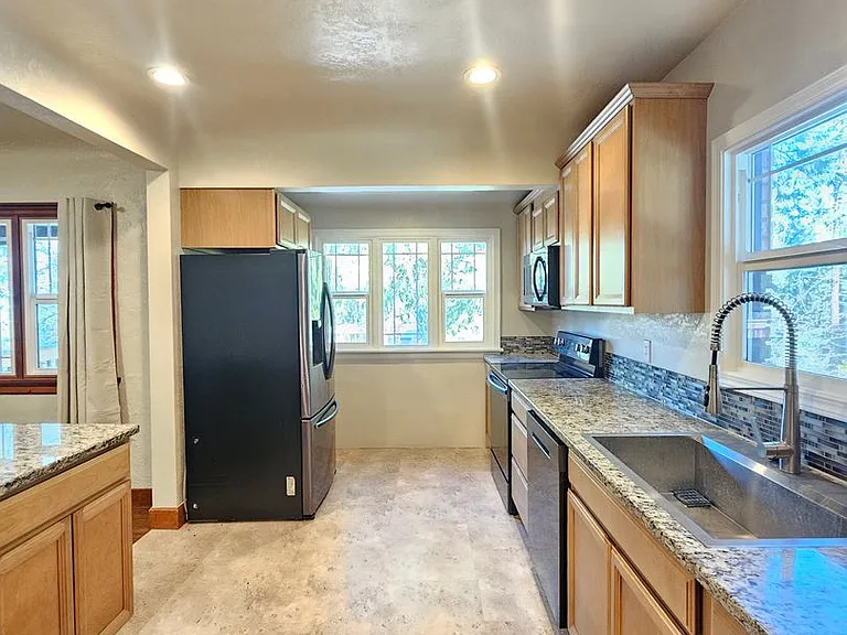 1922 E 18th Ave — Photo 10