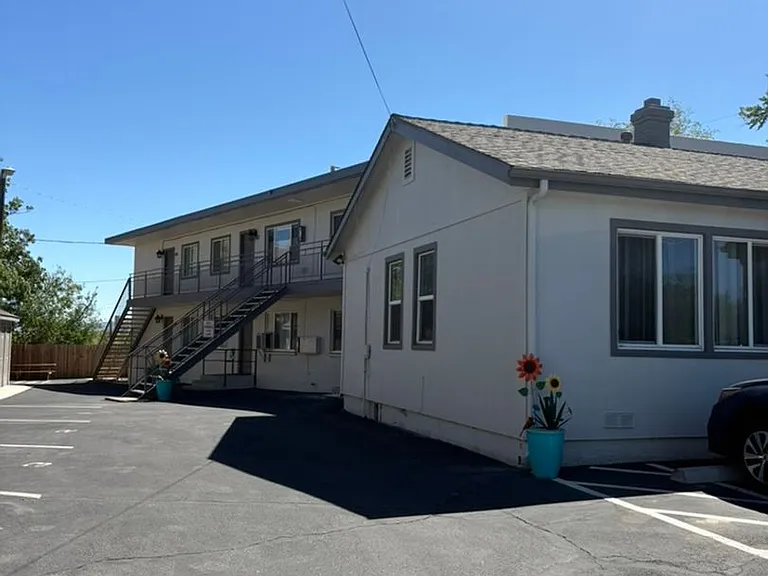 404 Highland Ave — Photo 2