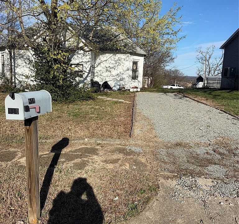 1st image of 810 Tyler St