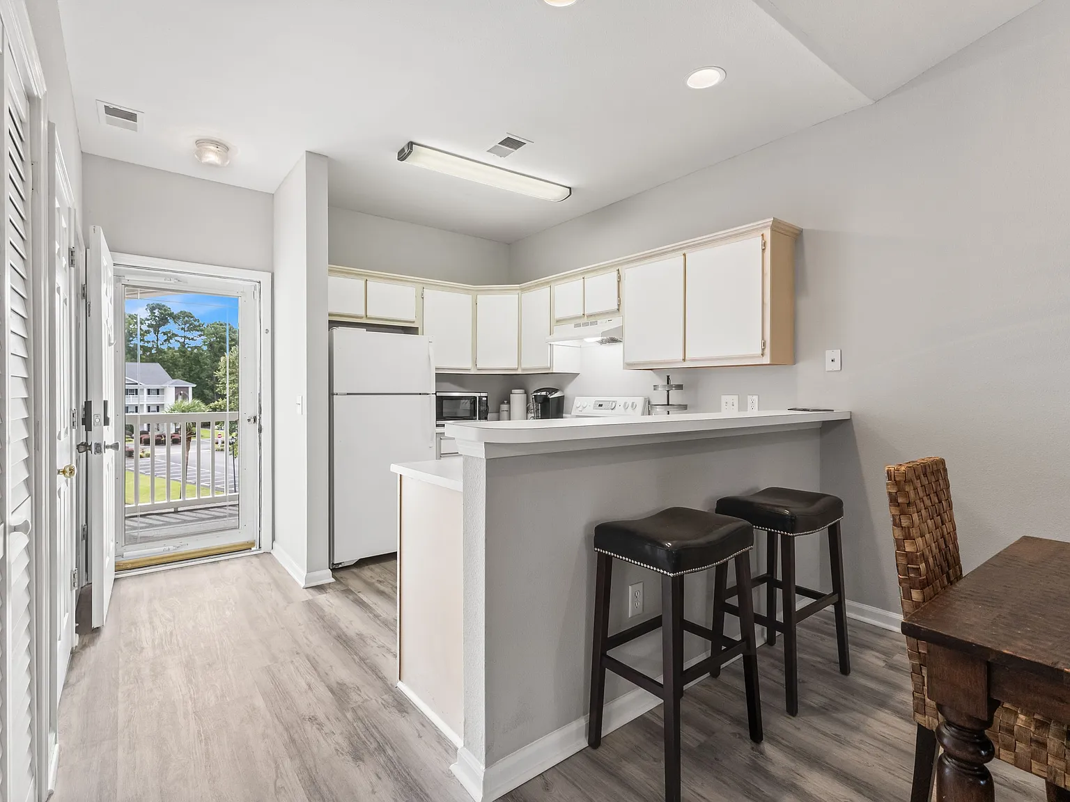 2 bed, 914 sqft, $1,600 — Photo 3