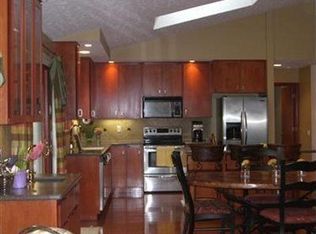 8925 Timber Edge Dr, North Ridgeville, OH 44039