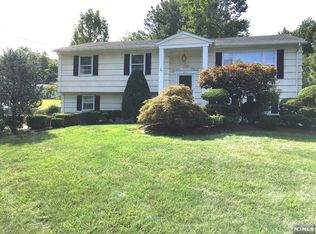 896 Sycamore Ln, Washington Township, NJ 07676
