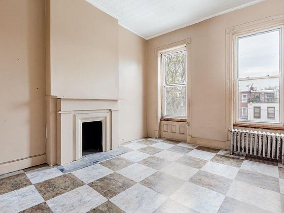 4th image of 213 Chauncey St