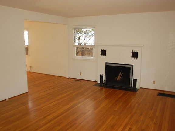 3rd image of 2927 Lomita Rd