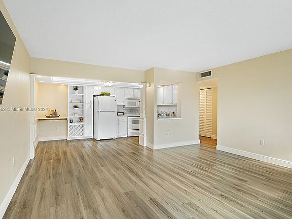 3rd image of 1101 River Reach Dr APT 202