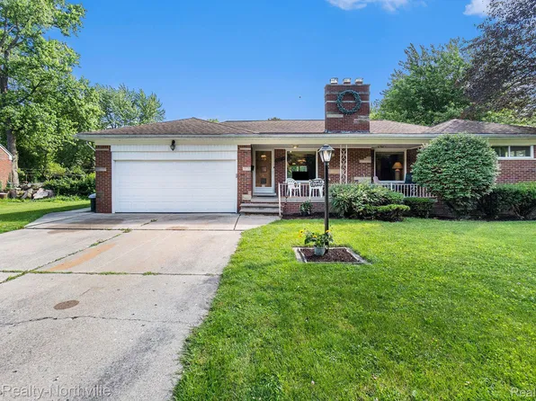 19940 Eastwood Dr, Harper Woods, MI 48225