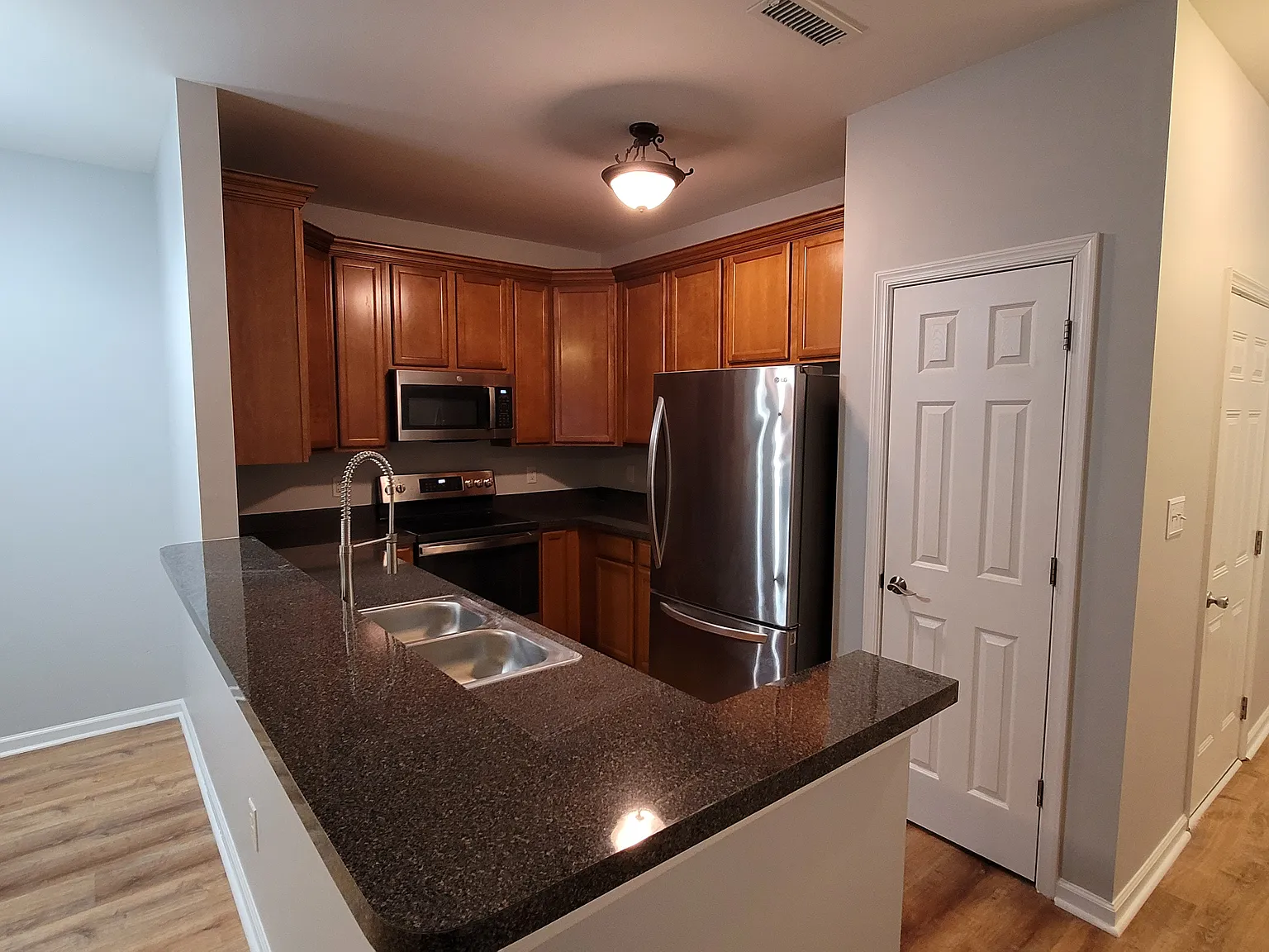 3 bed, 2.5 bath, 1335 sqft, $1,900 — Photo 4