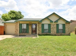 2208 Foxcroft Ln, Arlington, TX 76014