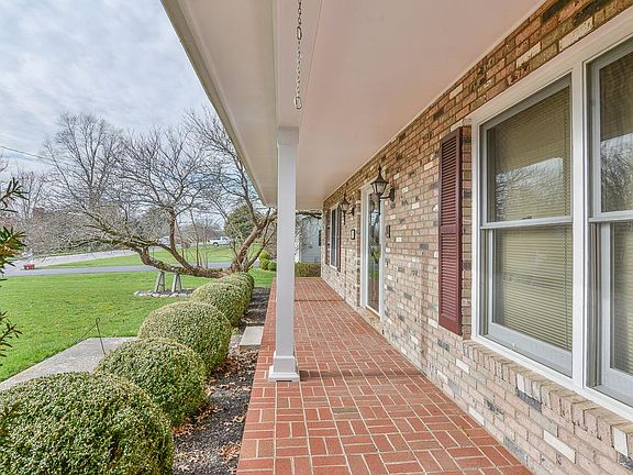 4th image of 702 Douglas Dr