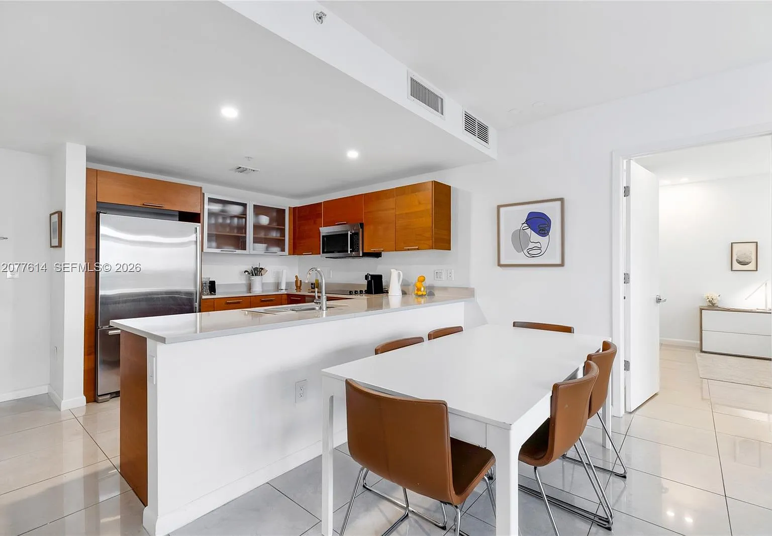 Midblock Miami Condo — Photo 4