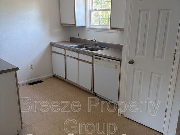5th image of 622 Hope St