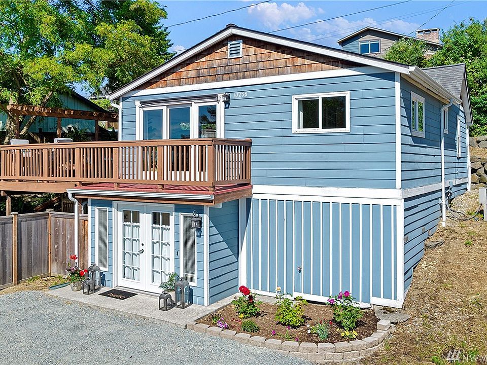 Charming 2-story home in North Shorewood.