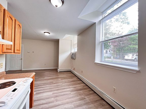 4th image of 990 Wethersfield Ave #113