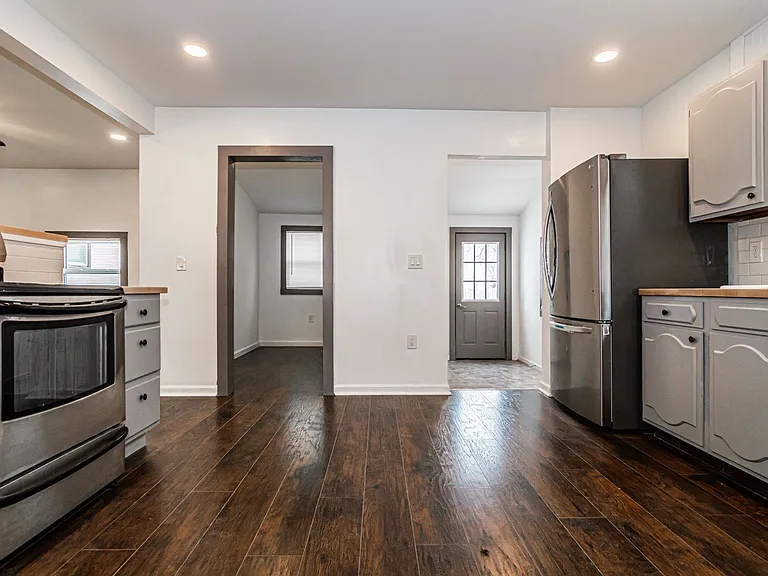 214 W Walnut St — Photo 9