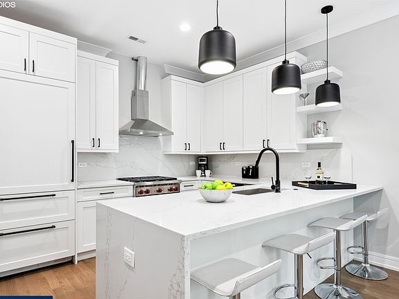 4th image of 2244 N Kenmore Ave #2N