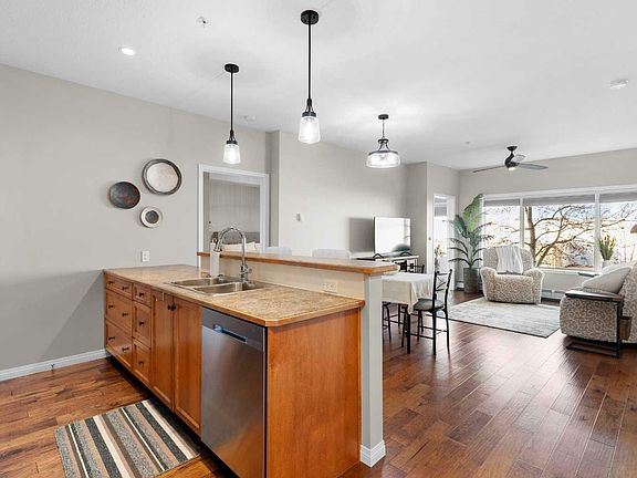5th image of 4403 67a Ave #206