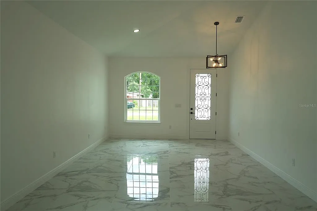 4 bed, 2.5 bath, 2030 sqft, $3,400 — Photo 4
