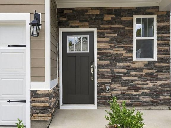 3rd image of 402 Scarlet Leaf Ln