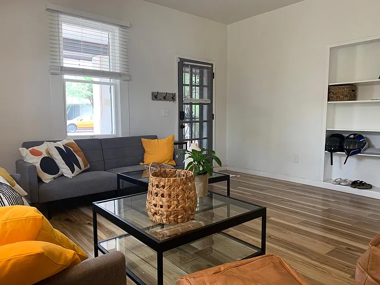 1011 E Elm St — Photo 23