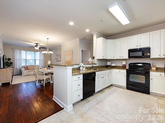 5th image of 1000 E Woodlawn Rd APT 113