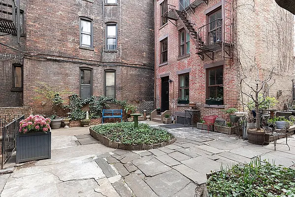 Rented by Compass | media 2