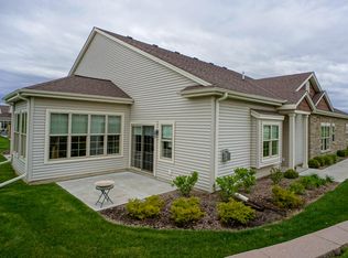 1137 Black Bear Dr, Mukwonago, WI 53149