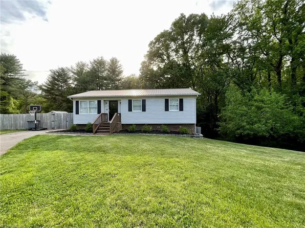 5520 Remington Point Dr, Walkertown, NC 27051