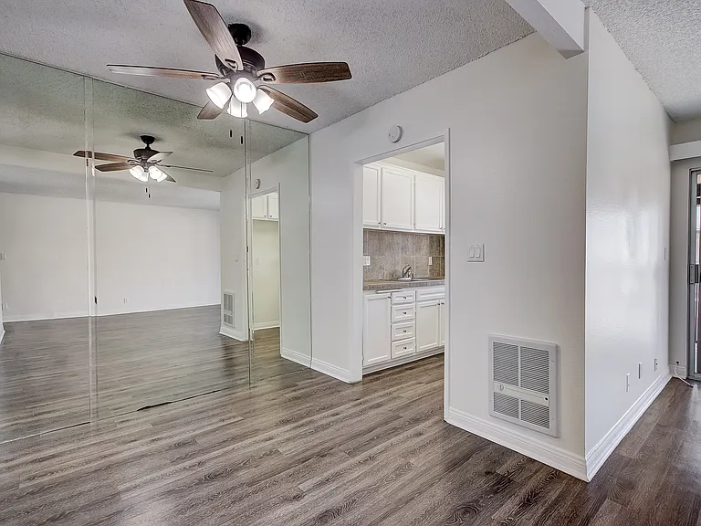 The Californian Apartments- HB — Photo 42