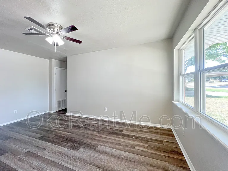 1900 N Mitchell Dr — Photo 5