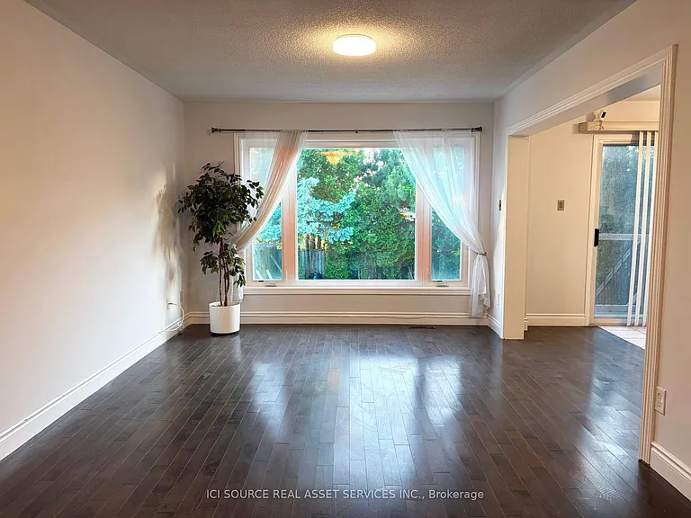 7176 Harding Cres — Photo 8