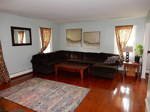 3rd image of 11 Oxford Cir