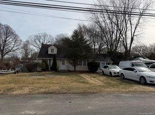 1393 Gardiner Dr, Bay Shore, NY 11706