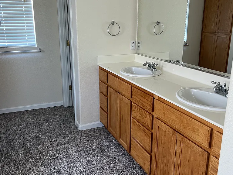 Roxbury Dr — Photo 14