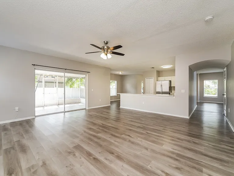 553 Brentford Ct — Photo 7