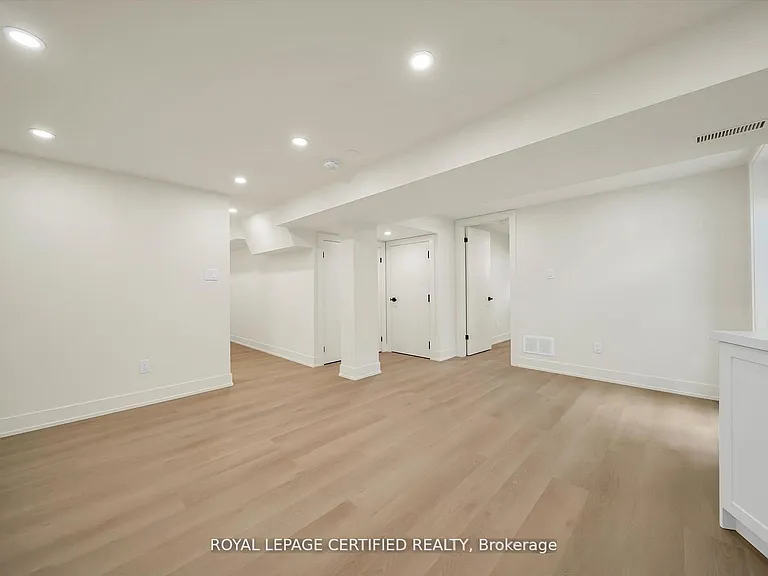 5016 Natkarni Cres #LOWER — Photo 6