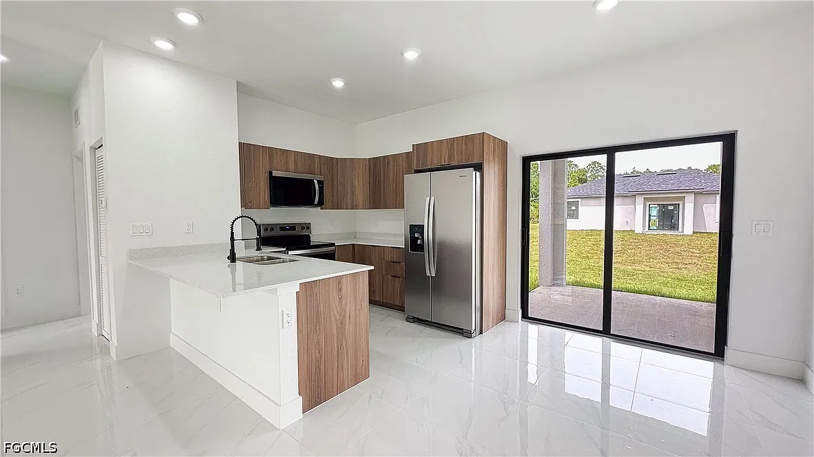 3 bed, 2.0 bath, 1294 sqft, $1,830 — Photo 3