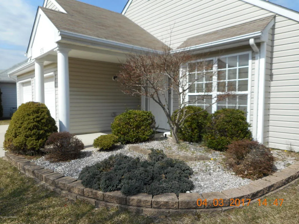 575 Waterford Dr photo 1