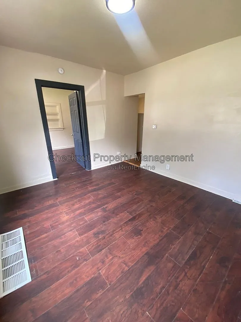 3 bed, 2.0 bath, 850 sqft, $1,295 — Photo 3