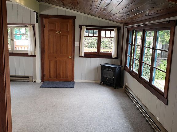 Living room (partial).