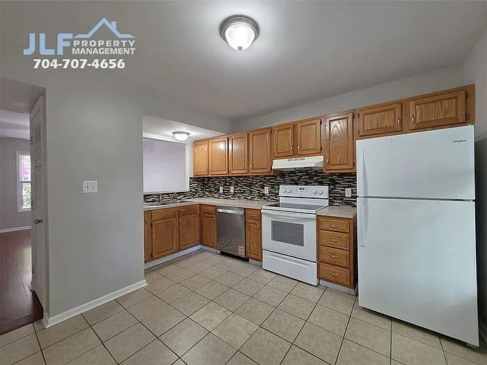 2 bed, 1.5 bath, 932 sqft, $1,250 — Photo 4