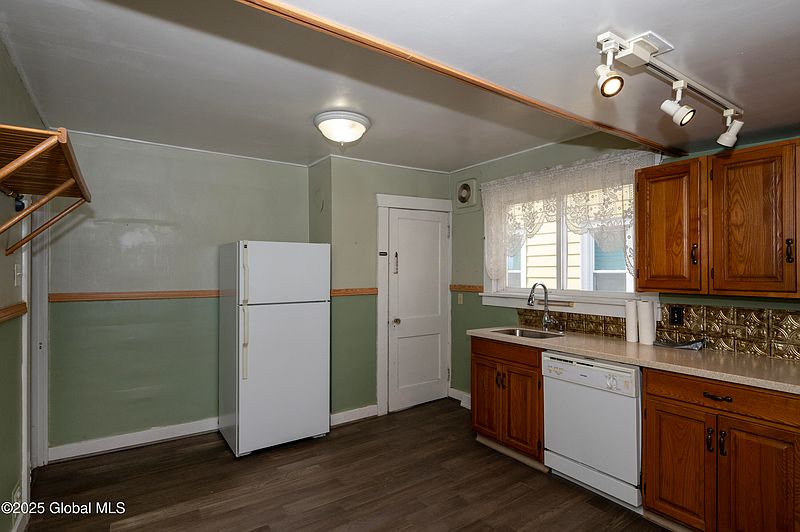 5th image of 33 Pershing Drive