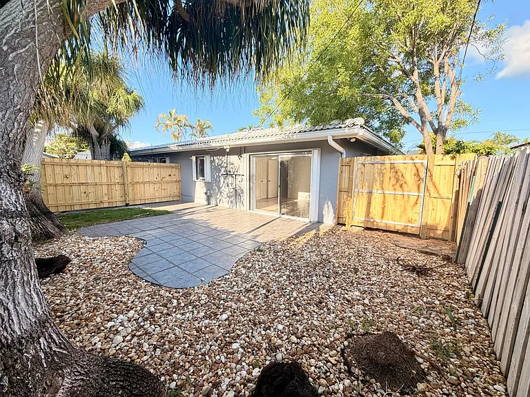 630 NE 19th Ave — Photo 3