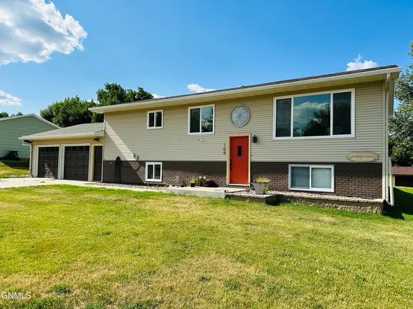 108 6th Ave NW, Watford City, ND 58854